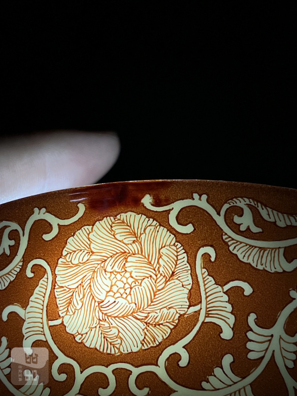 清乾隆 珊瑚红地留白缠枝花卉纹碗 - 图17